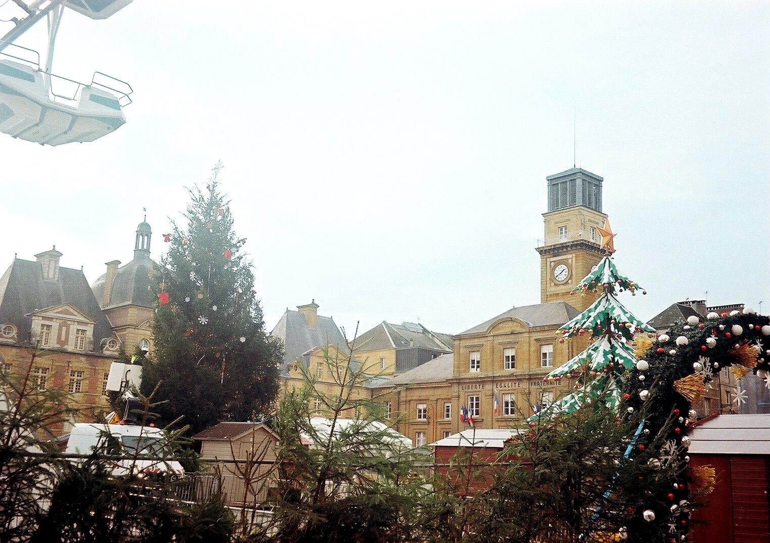 クリスマスのための設営中のデュカーレ広場