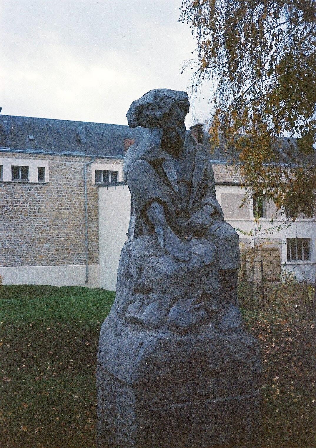 ランボオの像､アルチュール・ランボオ中学校の前にある｡