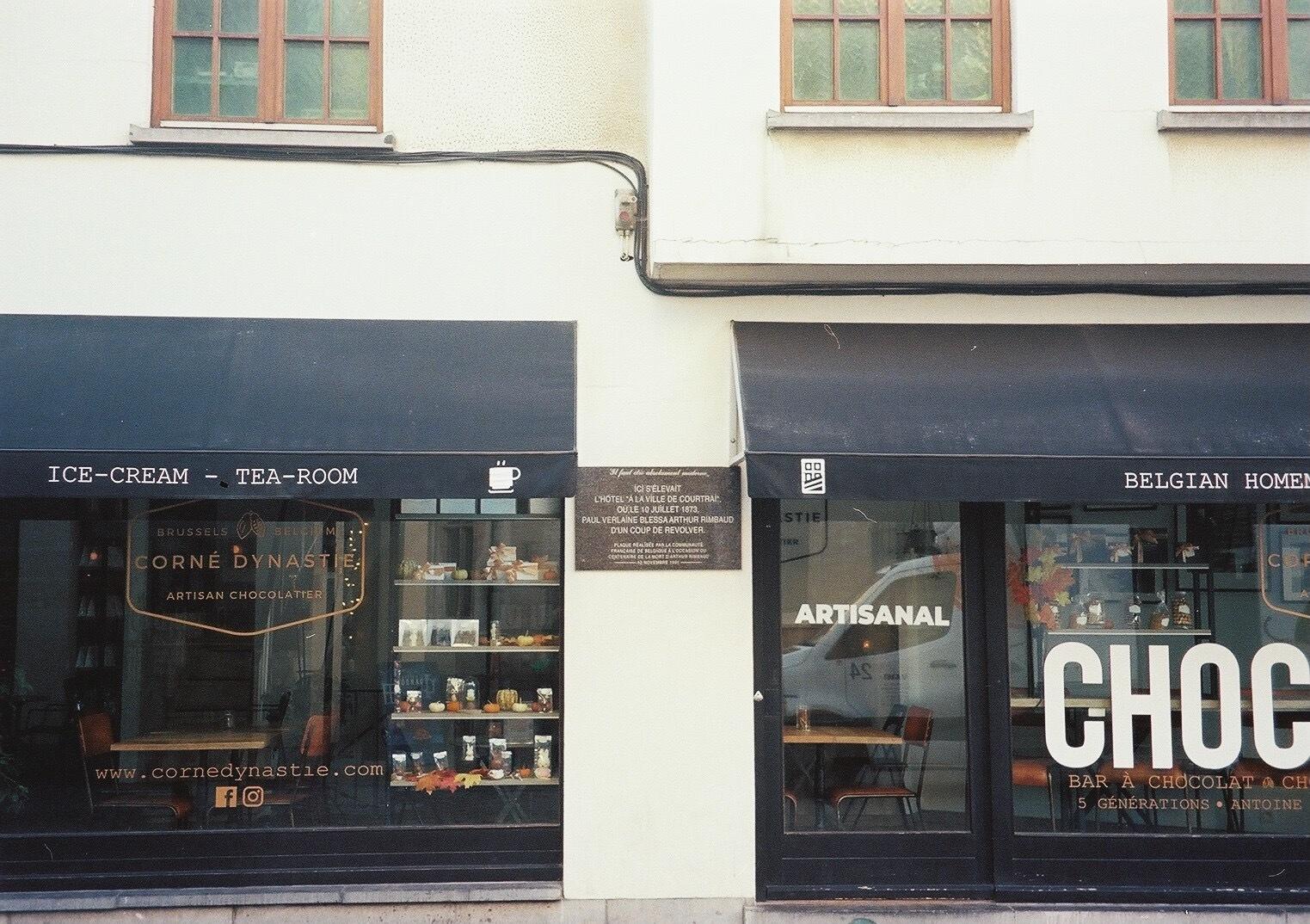 ヴェルレーヌがランボオを撃ったホテル跡地の記念プレート(ブリュッセル事件)