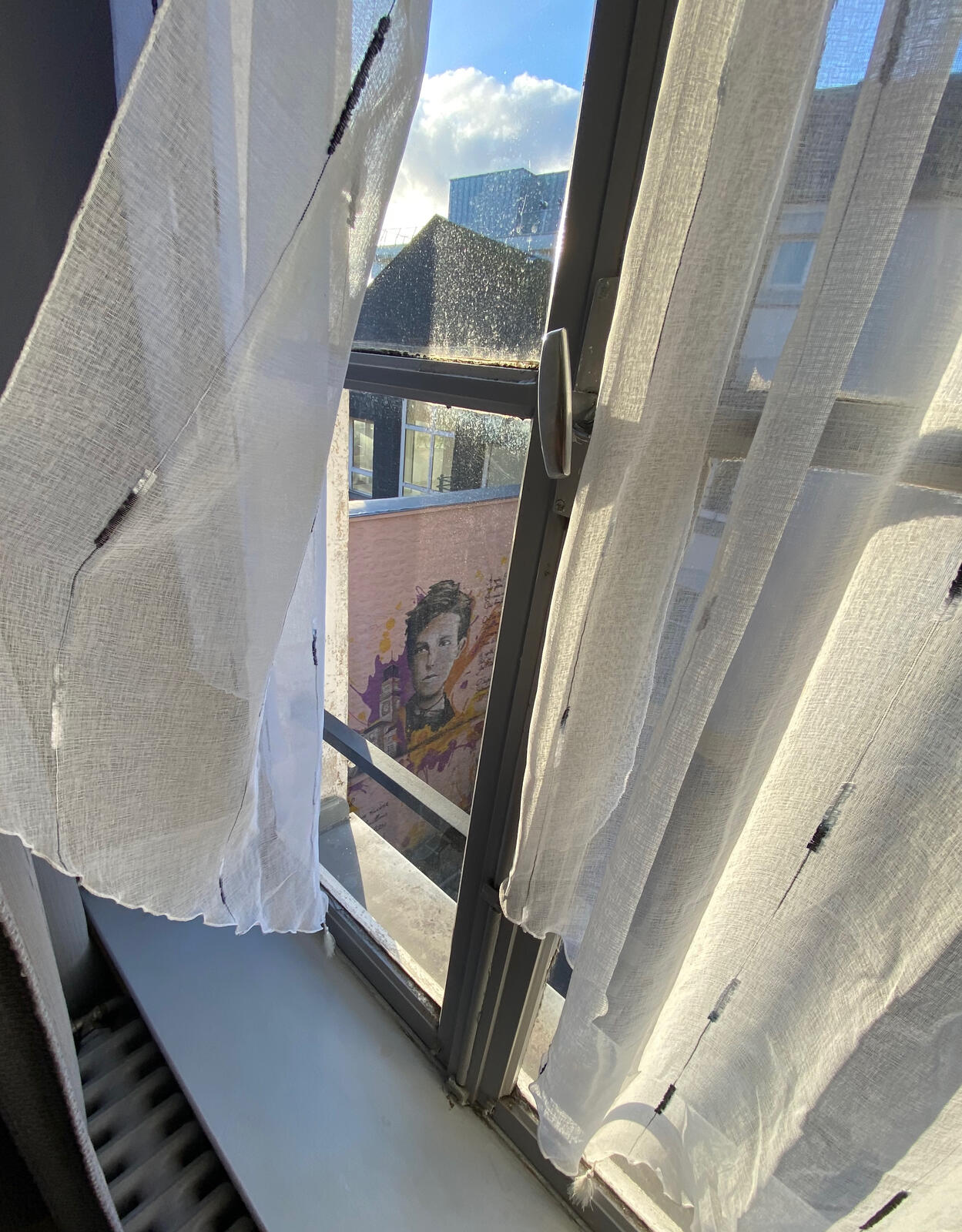 宿の窓から見えるランボオのグラフィティ