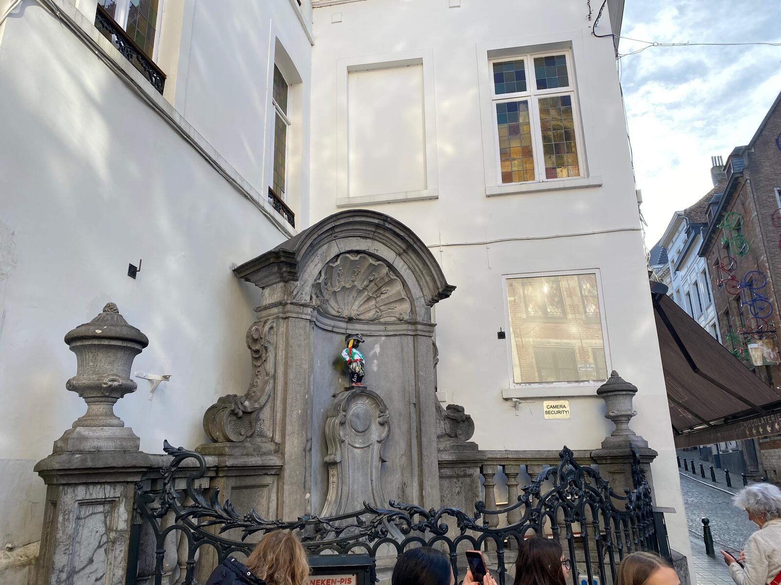 近くにはしょんべん小僧がある｡