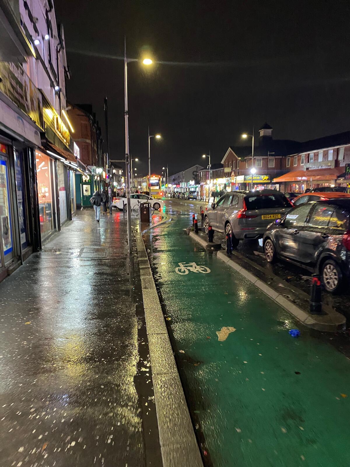 南アジアや中東系の店が並ぶRusholmeのWilmslow Road、通称Curry Mile