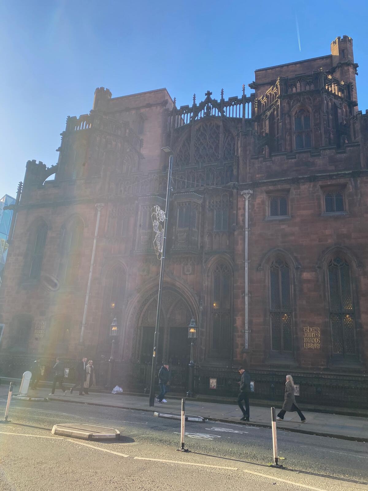 ジョン･ライランズ図書館､休館日だった｡