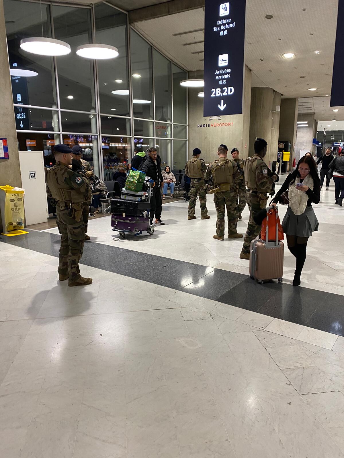 CDG空港にいたフランス陸軍兵士。CCEカモがかっこいい。BMEカモにはまだ更新されていないみたい。