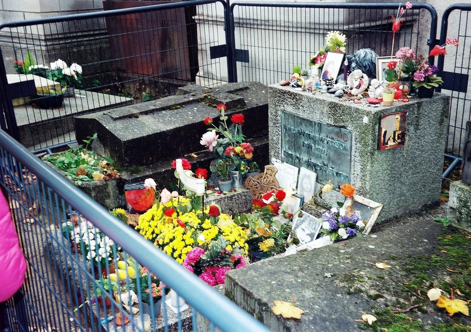 ラシェーズ墓地にあるジム･モリソンの墓