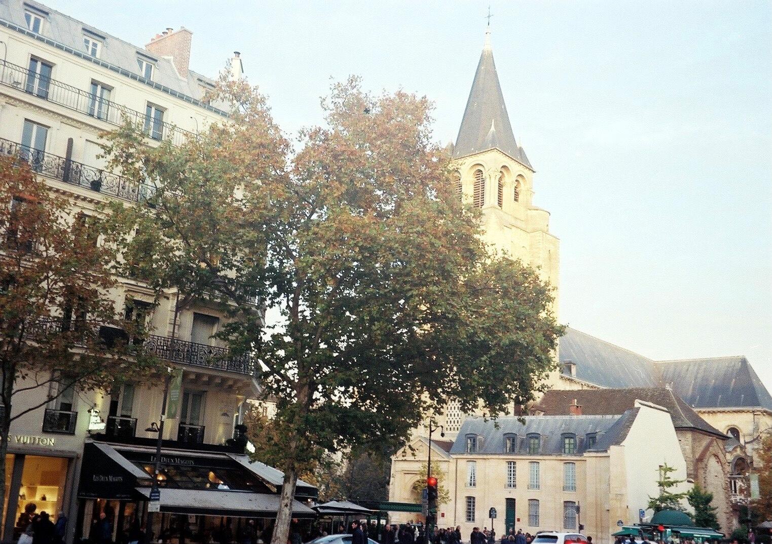 かつて実存主義者たちがたむろしていたサンジェルマンデプレ界隈には､高そうな服屋がたくさん並んでいた｡