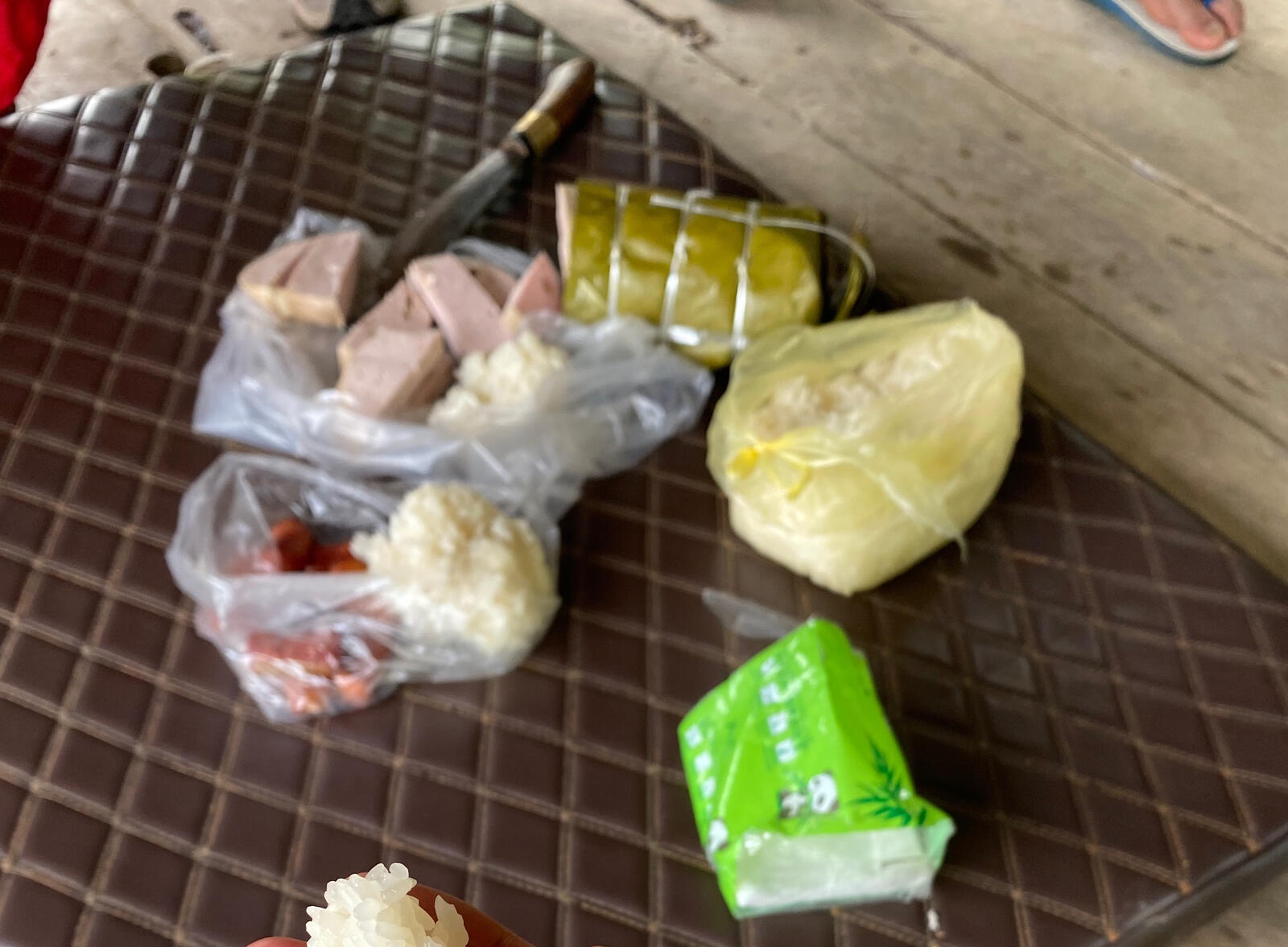 ▲食事休憩 もち米と豚肉のすり身