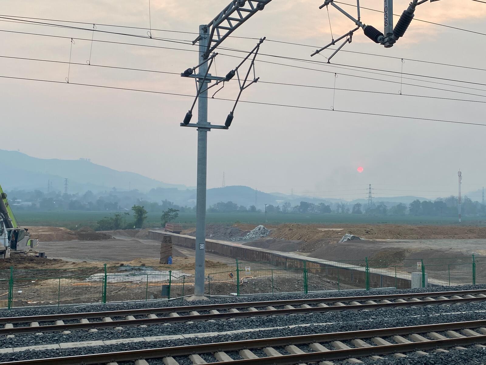 ▲ラオス中国鉄道の線路と夕日