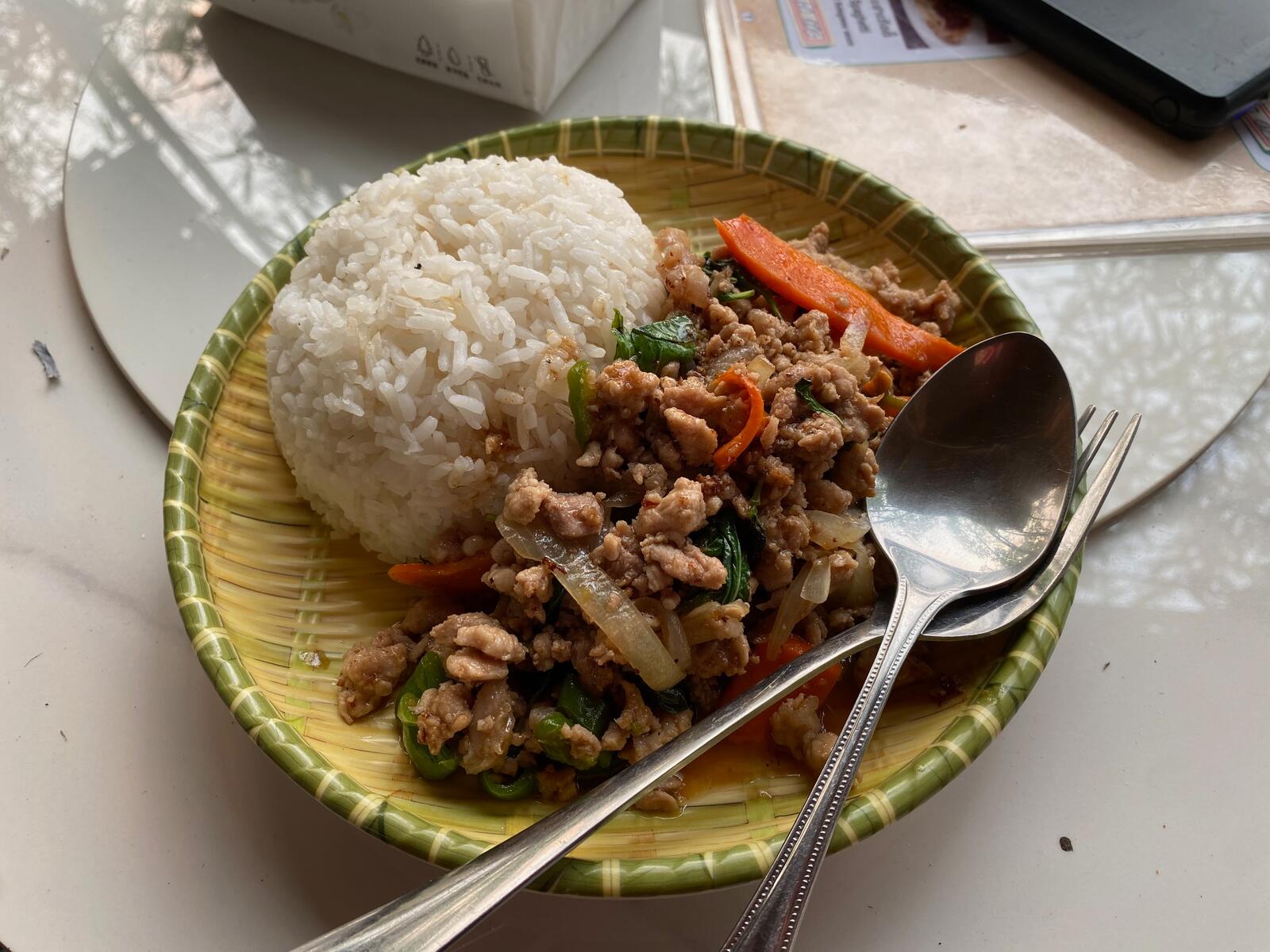 ▲クワンシーの滝からの帰り道の風景と途中で食べた料理